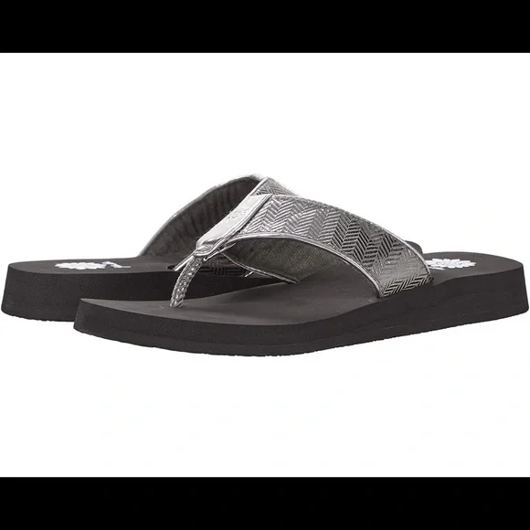 Yellow box flip flops Fahima color pewter medium width New in box - Picture 3 of 6